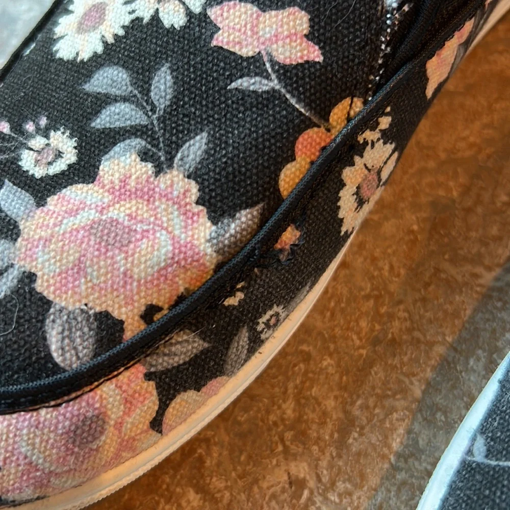 Rocket Dog, flower patterned slip ons size 7 - Picture 2 of 7